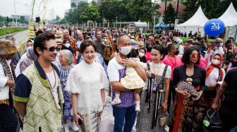 Peragaan Busana Batik dengan Catwalk Terpanjang di CFD Raih Penghargaan MURI