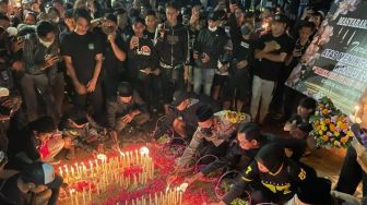 Ribuan Bonek Doakan Korban Tragedi Kanjuruhan Semalam di Tugu Pahlawan: Rivalitas Hanya 90 Menit, Selebihnya Saudara