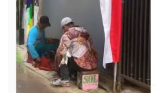 The Real Sahabat Sejati, Tukang Sol Ini Kerjakan Sepasang Sepatu Milik Customer Bersama Rekan Seprofesi