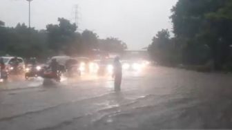 Pemkot Jaktim Kerahkan Petugas Bantu Tangani Banjir di Jalan DI Panjaitan Cawang