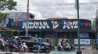FOTO: Mural dan Spanduk Seruan Hentikan Rivalitas Antarsuporter Lewat Jargon Mataram is Love di Sudut Kota Jogja