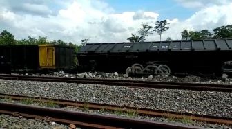 8 Gerbong Kereta Api Angkut Batu Bara Anjlok Dan Terguling, Terdengar Suara Dentuman Keras