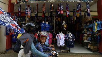 Warga melintas depan kios yang berada di Stadion Kanjuruhan, Malang, Jawa Timur, Selasa (4/10/2022).  ANTARA FOTO/Zabur Karuru