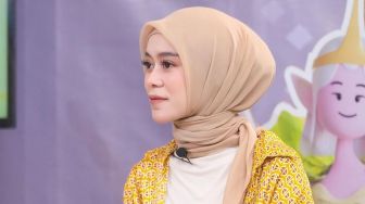 Lesti Kejora Nangis di Depan Kabah, Peluk Erat sang Ayah: Bener-bener Trauma