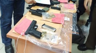 Barang Bukti Resmi Dilimpahkan Polri, Penampakan 4 Pistol, 1 Laras Panjang hingga Peluru Kasus Ferdy Sambo