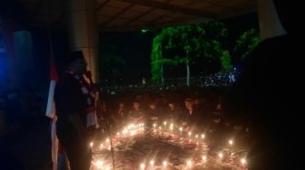 Prihatin Tragedi Kanjuruhan, Ratusan Pecinta Bola Bantul Gelar Doa dan Nyalakan Lilin di Stadion Sultan Agung