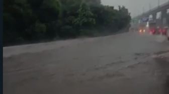 Jalan Tol TB Simatupang Jaksel Terendam Banjir Sepanjang 300 Meter, Lalin Macet Parah!