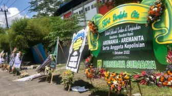 Karangan Bunga Tragedi Kanjuruhan Terus Bertambah, Banyak Bonek Sampaikan Duka Cita