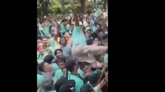 Niatnya Stage Diving di Acara Konser Malah Dicuekin, Warganet: Ga Diterima Masyarakat