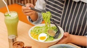 Sekilas Bikin Heran, Ramen Matcha degan Es Krim di Restoran Ini Justru Sukses Curi Hati Pelanggan