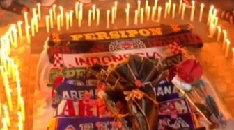 Video Pecinta Sepak Bola Pontianak Tabur Bunga dan Nyalakan Lilin untuk Korban Tragedi Kanjuruhan