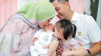 7 Potret Akikah Baby Alia Anak Zaskia Gotik dan Sirajuddin Mahmud, Keberadaan Putri Tiri Dipertanyakan