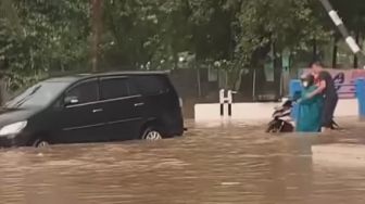 Diguyur Hujan Lebat Kawasan Lippo Karawaci Terendam Banjir, Netizen: Tempat Elit Drainase Sulit