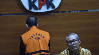 Wakil Ketua KPK Alexander Marwata (kanan) memberikan keterangan pers terkait penetapan dan penahanan tersangka Heryanto Tanaka (kiri) di Gedung Merah Putih KPK, Jakarta, Senin (3/10/2022). ANTARA FOTO/Indrianto Eko Suwarso
