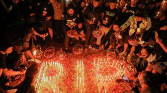 Tragedi Kanjuruhan: Ribuan Bonek Gelar Aksi Doa Bersama di Tugu Pahlawan untuk Aremania