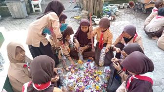 Proyek Ramah Lingkungan, SDN 3 Pancor Bikin Sofa Ecobrick