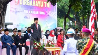 Presiden Joko Widodo beserta ibu negara Iriana dan Wapres Maruf Amin beserta Ibu Wury menyaksikan defile pasukan dan pawai alat utama sistem persenjataan atau alutsista yang digelar di jalan sekitar Istana Kepresidenan Jakarta. (Foto: Muchlis Jr - Biro Pers Sekretariat Presiden)