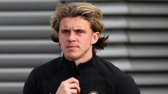 Gelandang Chelsea, Conor Gallagher melakoni sesi latihan di Pusat Latihan Ciobham, London, jelang laga Champions League kontra AC Milan. [Adrian DENNIS / AFP]