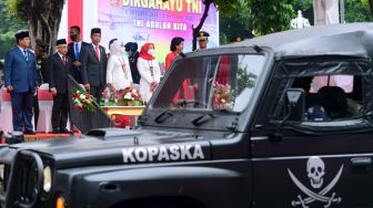 Presiden Joko Widodo beserta ibu negara Iriana dan Wapres Maruf Amin beserta Ibu Wury menyaksikan defile pasukan dan pawai alat utama sistem persenjataan atau alutsista yang digelar di jalan sekitar Istana Kepresidenan Jakarta. (Foto: Muchlis Jr - Biro Pers Sekretariat Presiden)