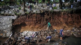 Puluhan Jenazah Keluar dari Kuburan di TPU Sirnaraga Bandung Akibat Tembok Pembatas Roboh
