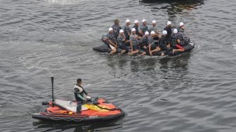 Sejumlah prajurit TNI dan Polri serta sipil bersiap mengikuti 'Water Trappen' atau mengapung dalam air tanpa berpindah tempat di Perairan Pantai Marina, Jakarta, Rabu (5/10/2022). [ANTARA FOTO/M Risyal Hidayat/nz]