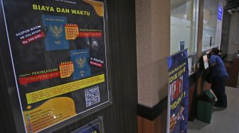 Pemohon mengambil Paspor Republik Indonesia (RI) yang sudah jadi di Kantor Imigrasi Kelas 1 Non TPI Tangerang, Tangerang, Banten, Rabu (5/10/2022). ANTARA FOTO/Muhammad Iqbal
