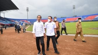 Presiden Joko Widodo atau Jokowi didampingi Ketua Umum PSSI Mochamad Iriawan meninjau kondisi Stadion Kanjuruhan pasca terjadinya kerusuhan pada Sabtu (1/10) malam, Rabu (5/10/2022). [Foto: Rusman - Biro Pers Sekretariat Presiden]
