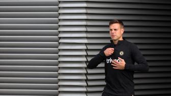 Bek Chelsea, Cesar Azpilucueta melakoni sesi latihan di Pusat Latihan Cobham, London, jelang pertandingan Champions League kontra AC Milan. [Adrian DENNIS / AFP]