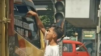 Santai Beraksi, Seorang Pria Terekam Palak Sopir Truk di Jakut, Viral di Medsos