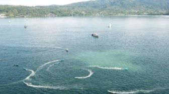 Puluhan Kapal Nelayan Meriahkan HUT TNI di Teluk Ambon