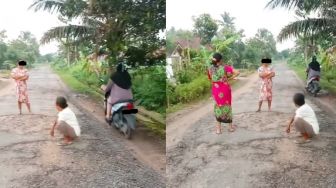 Pemotor Segan sampai Minggir! Emak-emak Asik Ngobrol Tengah Jalan Bak Penguasa Aspal: Lagi Tukar Info