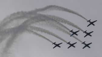 Penerbang dari Jupiter Aerobatik Team (JAT) TNI AU melakukan atraksi manuver udara saat perayaan HUT ke-77 TNI di Langit Monas, Jakarta, Rabu (5/10/2022). [ANTARA FOTO/Wahyu Putro A/nz]