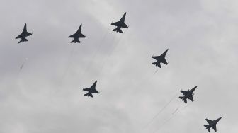 Pesawat tempur F-16 mengeluarkan flare saat flypast perayaan HUT ke-77 TNI di Langit Monas, Jakarta, Rabu (5/10/2022). [ANTARA FOTO/Wahyu Putro A/nz]