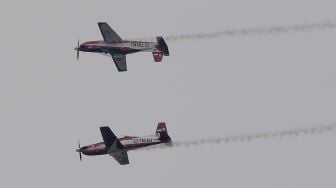 Penerbang dari Jupiter Aerobatik Team (JAT) TNI AU melakukan atraksi manuver udara saat perayaan HUT ke-77 TNI di Langit Monas, Jakarta, Rabu (5/10/2022). [ANTARA FOTO/Wahyu Putro A]