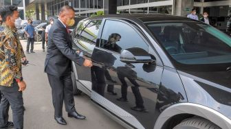 Wakil Ketua DPR Lodewijk Jajal Mobil Listrik Produksi Rakitan Anak Bangsa