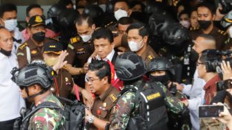 Mantan Kadiv Propam Polri Ferdy Sambo (tengah) dikawal petugas menuju kendaraan taktis saat proses pelimpahan berkas perkara tahap dua kasus pembunuhan Brigadir J di Gedung Kejaksaan Agung, Jakarta Selatan, Rabu (5/10/2022). [Suara.com/Alfian Winanto]