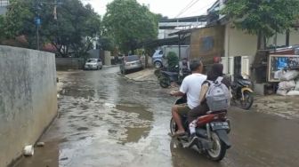 Diterjang Banjir, Warga Pondok Karya: Laptop dan TV pada Terendam