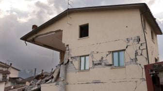 Mangkrak Bangun Rumah 2 Lantai, Hunian Warga Lainnya Rusak Terkena Runtuhan Bangunan