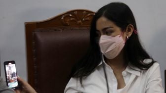 Jessica Iskandar mengenakan kemaja putih siap menjalani sidang perdana kasus Pencemaran nama baik di Pengadilan Negeri Jakarta Selatan, Rabu (5/9/2022). [Suara.com/Oke Atmaja]