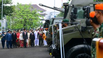 Presiden Joko Widodo beserta ibu negara Iriana dan Wapres Maruf Amin beserta Ibu Wury dan Panglima TNI Jenderal Andika menyaksikan defile pasukan dan pawai alat utama sistem persenjataan atau alutsista yang digelar di jalan sekitar Istana Kepresidenan Jakarta. (Foto: Muchlis Jr - Biro Pers Sekretariat Presiden)