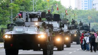 Defile pasukan dan pawai alat utama sistem persenjataan atau alutsista yang digelar di jalan sekitar Istana Kepresidenan Jakarta. (Foto: Muchlis Jr - Biro Pers Sekretariat Presiden)