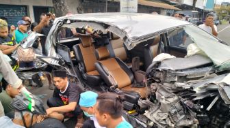 Mobil Ertiga Hancur Usai Adu Banteng dengan Truk Boks di Piyungan, Jalan Jogja- Wonosari Sempat Macet hingga 3 Kilometer
