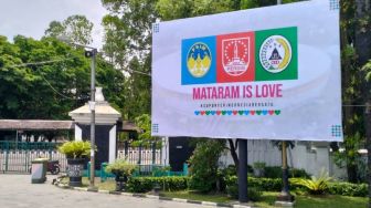 Papan Reklame Mataram Is Love Terpasang di Kawasan Stadion Manahan Solo, Gibran: Simbol Perdamaian