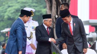 Presiden Joko Widodo beserta ibu negara Iriana dan Wapres Maruf Amin beserta Ibu Wury menyaksikan defile pasukan dan pawai alat utama sistem persenjataan atau alutsista yang digelar di jalan sekitar Istana Kepresidenan Jakarta. (Foto: Muchlis Jr - Biro Pers Sekretariat Presiden)