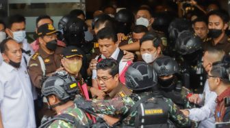 Mantan Kadiv Propam Polri Ferdy Sambo (tengah) dikawal petugas menuju kendaraan taktis saat proses pelimpahan berkas perkara tahap dua kasus pembunuhan Brigadir J di Gedung Kejaksaan Agung, Jakarta Selatan, Rabu (5/10/2022). [Suara.com/Alfian Winanto]