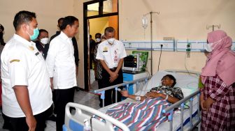 Presiden Joko Widodo atau Jokowi menjenguk korban tragedi Kanjuruhan, Malang, Jawa Timur di Rumah Sakit Umum Daerah (RSUD) dr. Saiful Anwar pada Rabu (5/10/2022). [Foto: Rusman - Biro Pers Sekretariat Presiden]