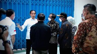 Presiden Joko Widodo atau Jokowi meninjau kondisi Stadion Kanjuruhan pasca terjadinya kerusuhan pada Sabtu (1/10) malam. Rabu (5/10/2022). [Foto: Rusman - Biro Pers Sekretariat Presiden]