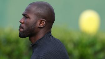 Bek Chelsea, Kalidou Koulibaly melakoni sesi latihan di Pusat Latihan Cobham, London, jelang pertandingan Champions League kontra AC Milan. [Adrian DENNIS / AFP]