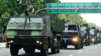 Defile pasukan dan pawai alat utama sistem persenjataan atau alutsista yang digelar di jalan sekitar Istana Kepresidenan Jakarta. (Foto: Muchlis Jr - Biro Pers Sekretariat Presiden)