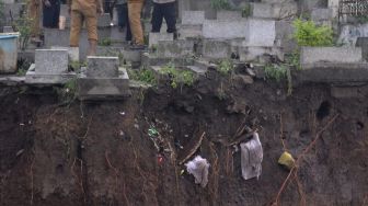 Ada Kain Putih Menyembul Keluar Tanah di Pemakaman Sirnaraga Bandung